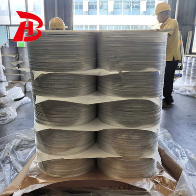 วงกลมและแผ่นอะลูมิเนียมสีเงินสว่าง 1080/1100 สับสนธิ 0.3-6.0 มม ความหนาสําหรับการปรับปรุงบ้าน